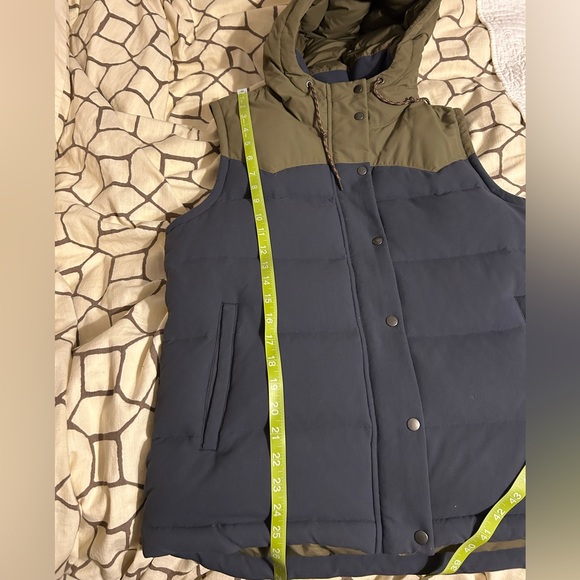Patagonia bivy down vest with hood. Size large, blue and green. - Picture 9 of 10